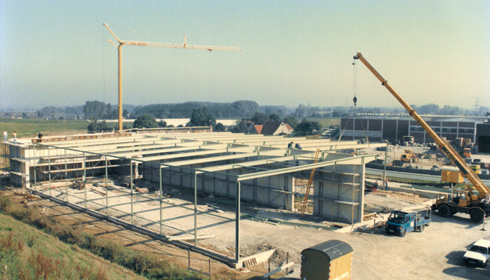 Historische Aufnahme des Neubaus der WEROCA Kartonagen GmbH & Co. KG in Bielefeld-Hillegossen im Jahr 1991 – Stahlskelett-Rohbau mit Baukränen auf dem heutigen Firmenstandort