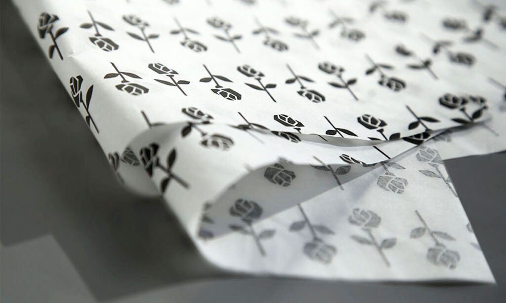 Weißes Seidenpapier mit vollflächigem schwarzem Rosenmuster-Druck – individuell bedrucktes Verpackungsseidenpapier für Textilien und Accessoires von WEROCA Kartonagen Bielefeld