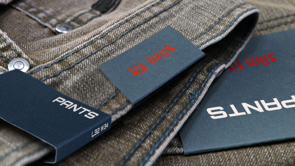 Sammelbild verschiedener Bundaufstecker und Pocket Flasher einer Produktlinie, hochwertig an Jeans befestigt und ansprechend präsentiert. Individuelle Designs sorgen für eine einheitliche Markenkommunikation und eine professionelle Produktkennzeichnung.