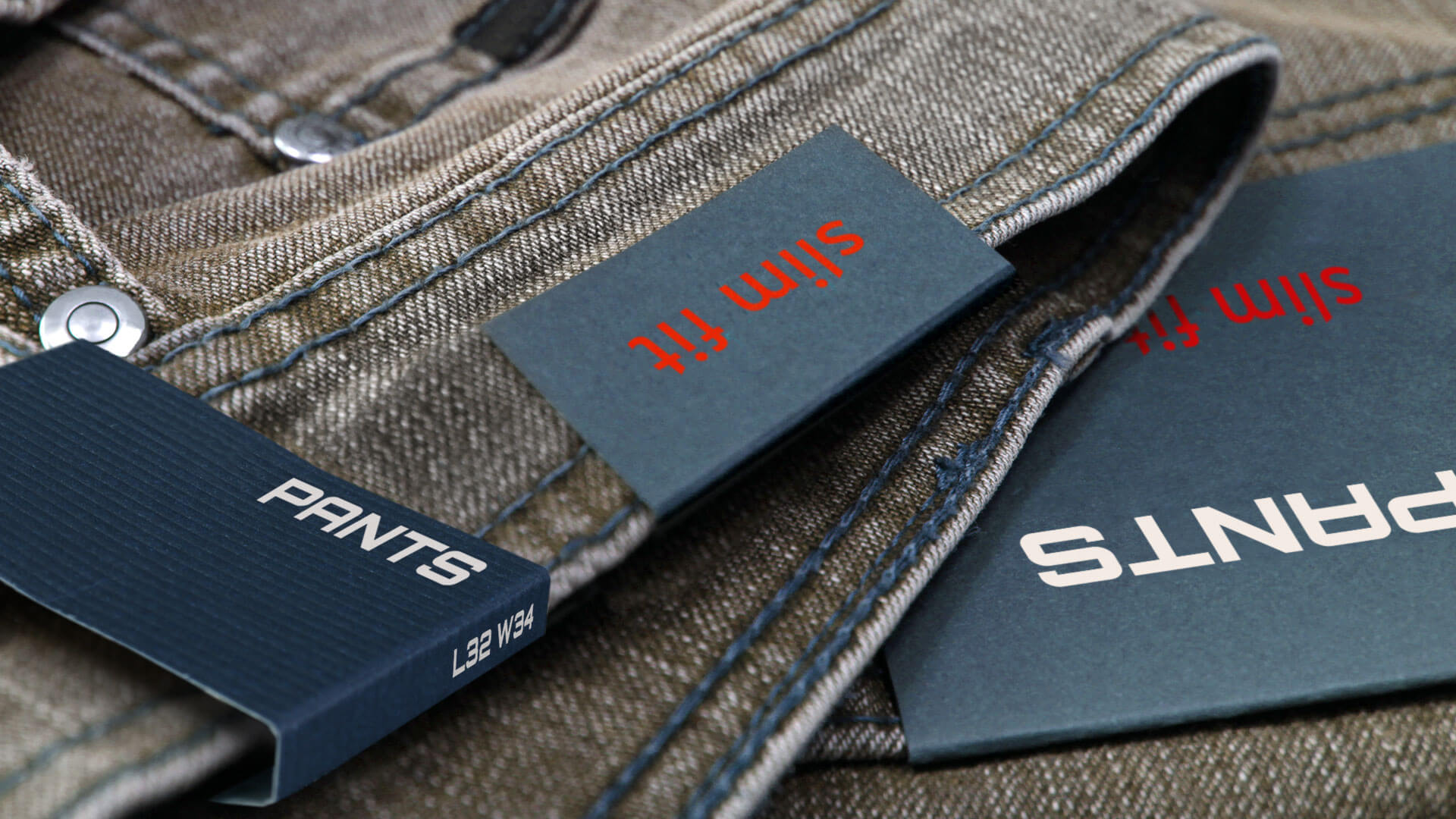Sammelbild verschiedener Bundaufstecker und Pocket Flasher einer Produktlinie, hochwertig an Jeans befestigt und ansprechend präsentiert. Individuelle Designs sorgen für eine einheitliche Markenkommunikation und eine professionelle Produktkennzeichnung.