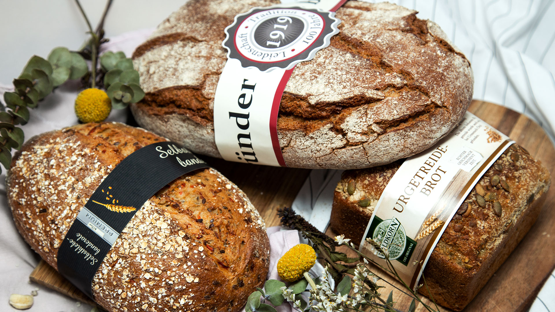 Individuell bedruckte Brotbanderolen auf verschiedenen Brotsorten für Bäckereien – Food-Verpackung von WEROCA Kartonagen Bielefeld