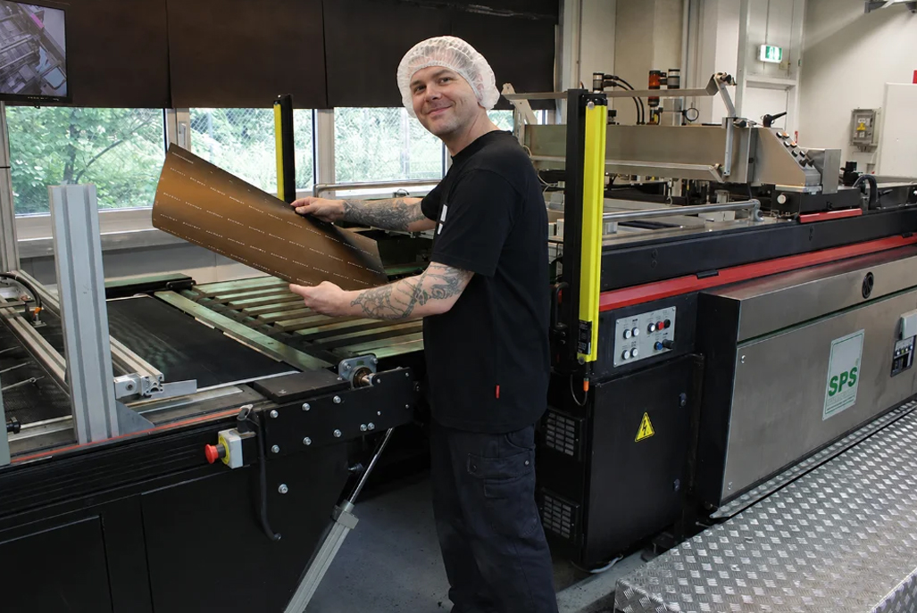WEROCA-Mitarbeiter an der Siebdruckmaschine in Bielefeld – modernster Maschinenpark für individuell veredelte Kartonverpackungen