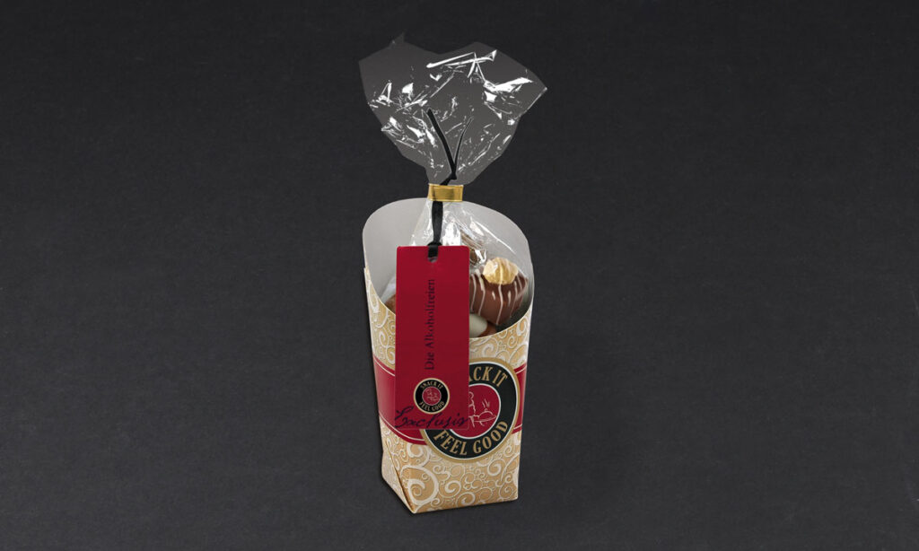 Individually printed food hangtag on chocolate packaging for confectionery and delicatessen – product labeling by WEROCA Packaging Bielefeld