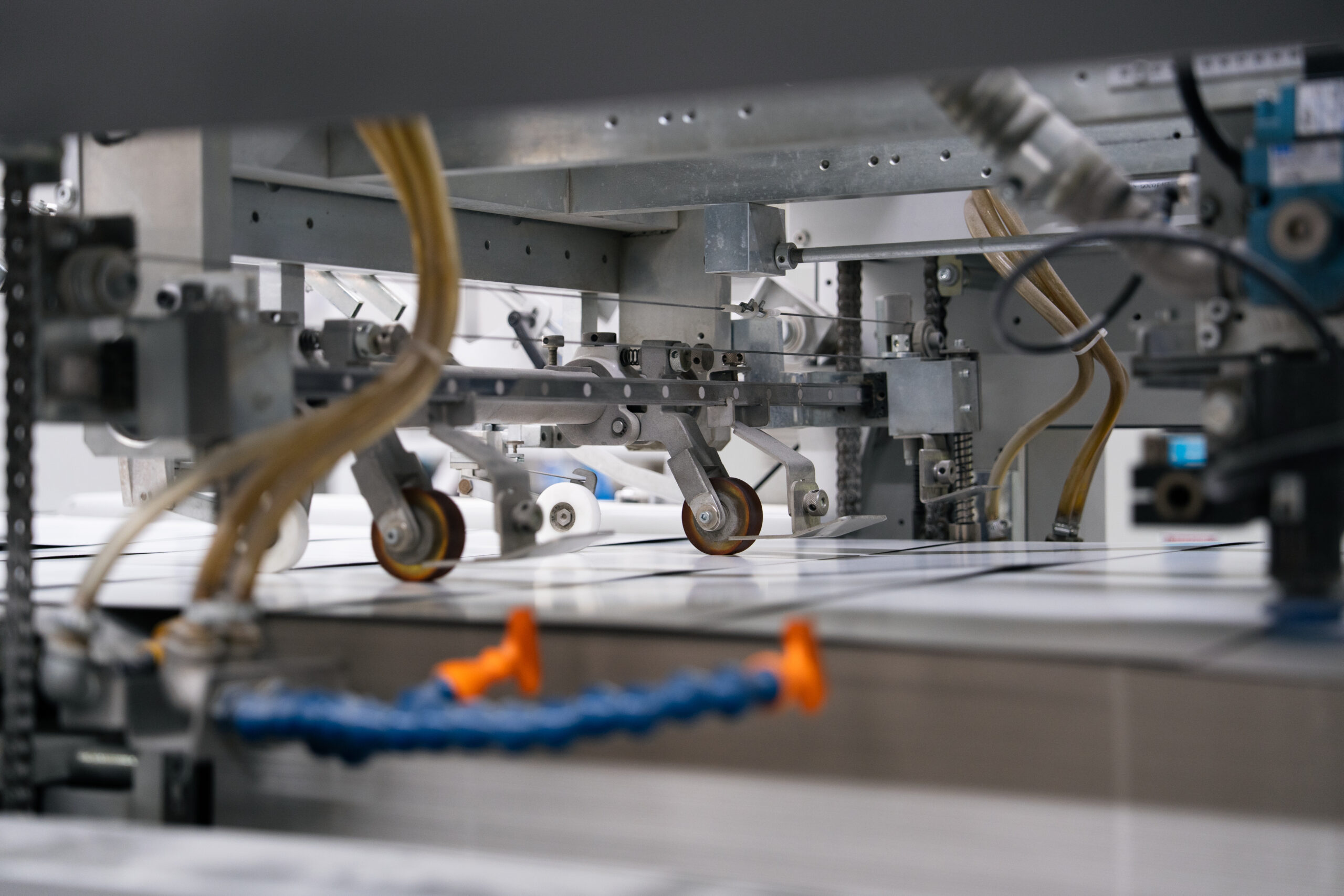 Detail shot of the feed mechanism of a flatbed die-cutter at WEROCA Cartons in Bielefeld – precise machine technology for high-quality cardboard packaging production