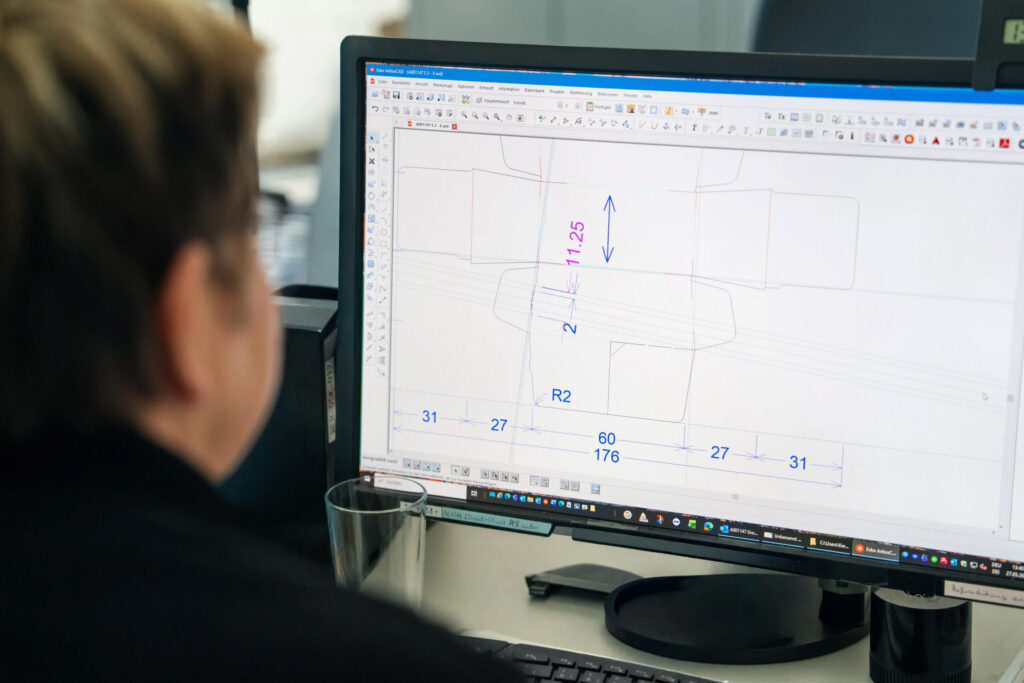 WEROCA-Mitarbeiter konstruiert eine Kartonverpackung am PC mit der CAD-Software Esko ArtiosCAD – maßgenaue Verpackungsentwicklung nach Kundenanforderungen bei WEROCA Kartonagen in Bielefeld