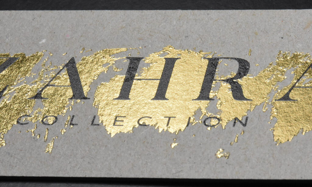 Graues "Zahra Collection"-Hangtag von WEROCA Kartonagen Bielefeld mit goldenem Foliendruck-Effekt, Detailaufnahme für Fashion & Textil-Hangtags.