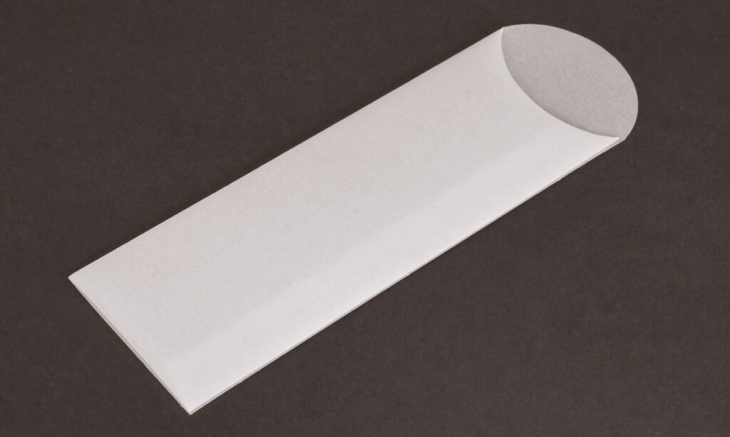 Kissenverpackung aus weißem Karton als neutrale Basis für individuelle Bedruckung – Non-Food-Verpackung von WEROCA Kartonagen Bielefeld